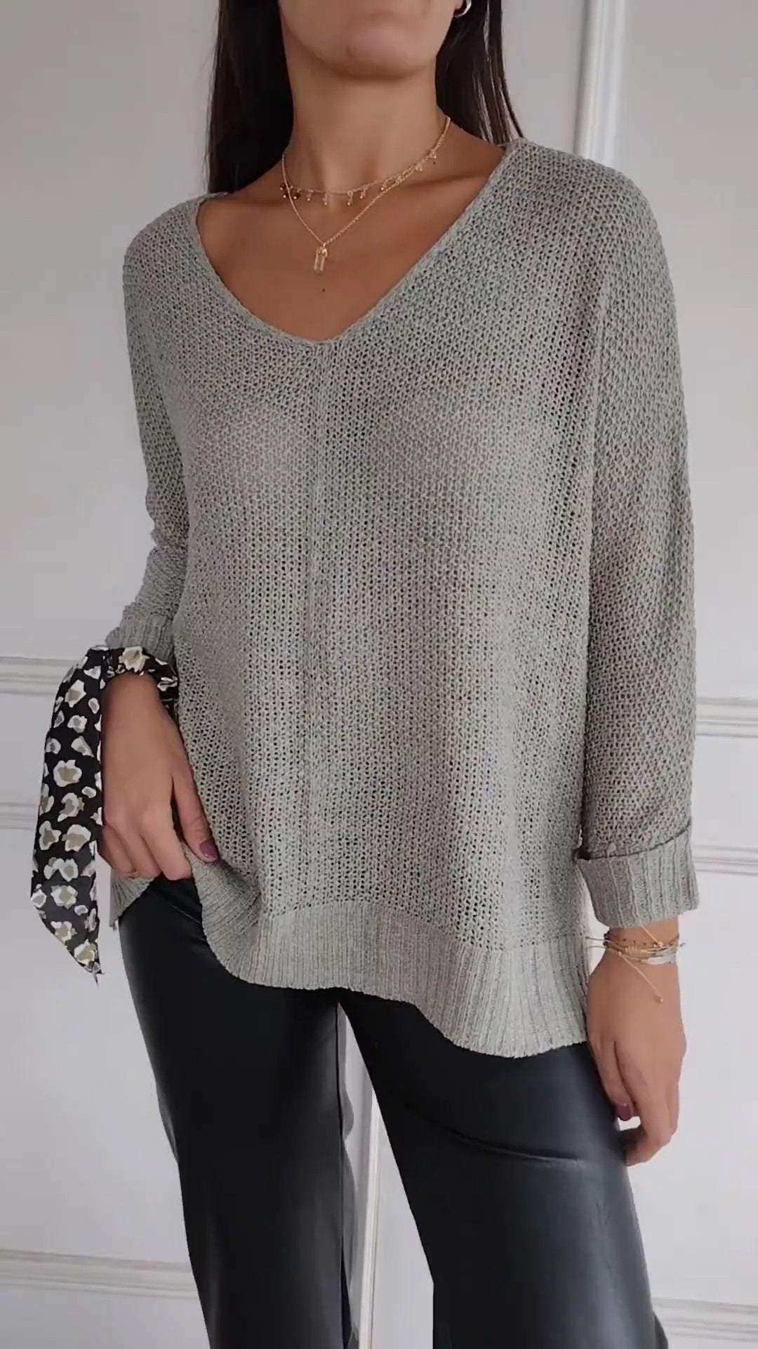 Women's V-neck Long-sleeved Knitted Top