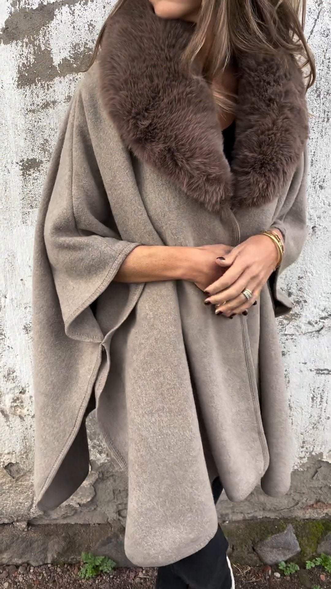 Women's Autumn and Winter Fur Collar Cape Coat with Long Sleeves and Large Lapel