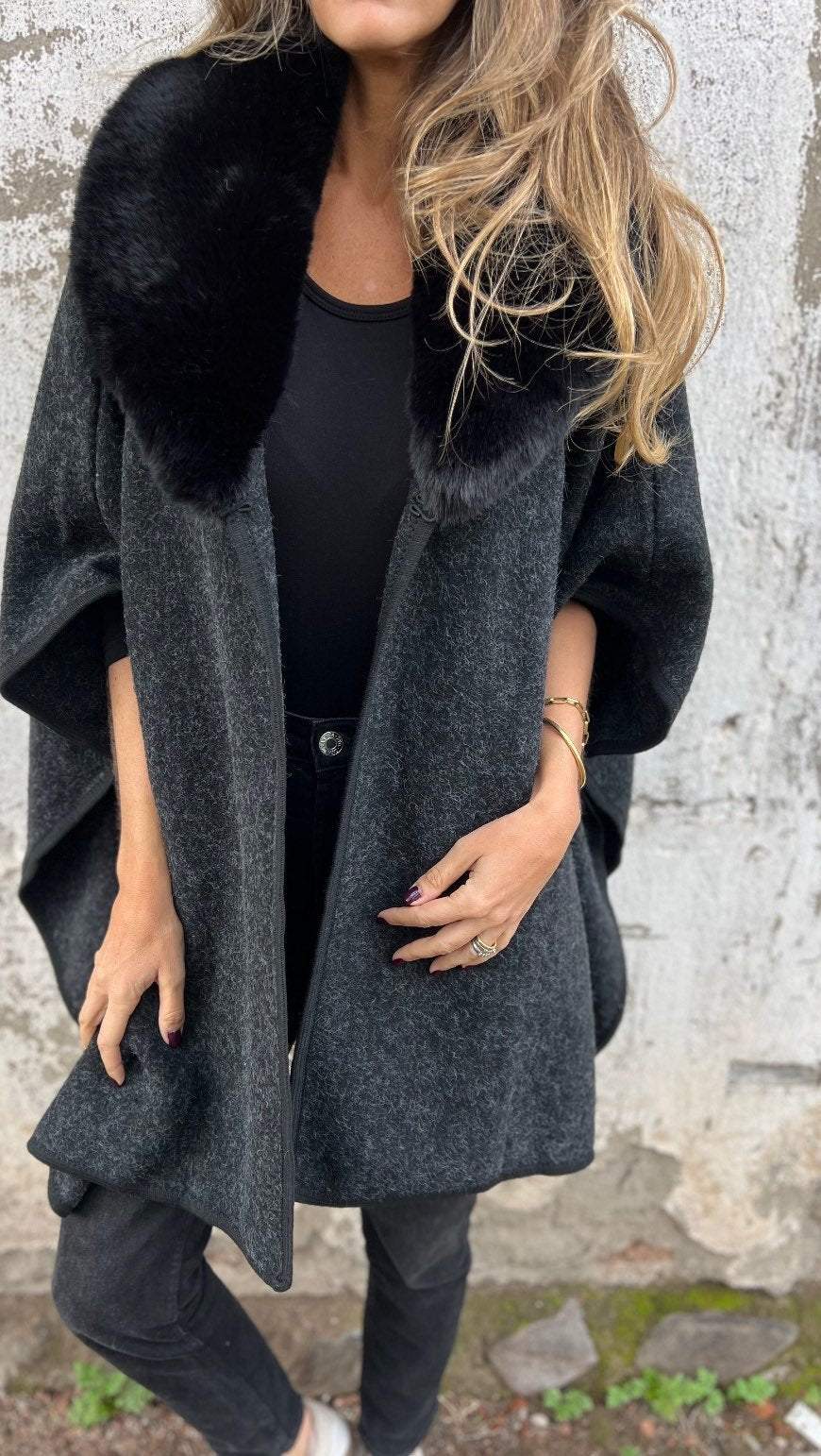 Women's Autumn and Winter Fur Collar Cape Coat with Long Sleeves and Large Lapel